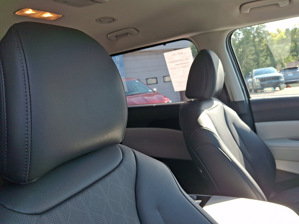 Used 2024 Kia Carnival EX FWD image 15