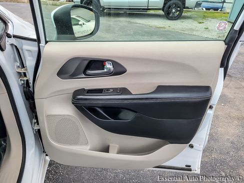 Used 2023 Chrysler Pacifica Touring-L FWD image 27