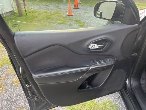 Used 2014 Jeep Cherokee Latitude FWD image 11