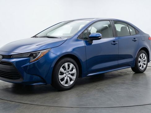 Used 2025 Toyota Corolla LE image 3