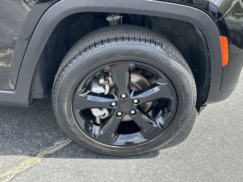 Used 2024 Jeep Grand Cherokee Limited w/ Black Appearance Package AWD/4WD image 15