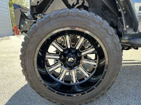 Used 2017 Jeep Wrangler Unlimited Sahara w/ Connectivity Group image 12