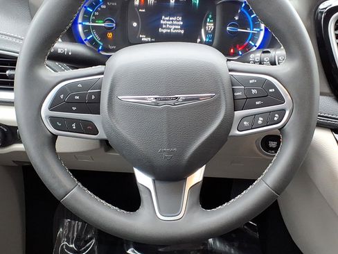 Used 2024 Chrysler Pacifica Limited FWD image 14