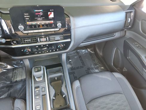 Used 2025 Nissan Pathfinder SV FWD image 17