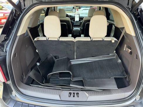 Used 2020 Ford Explorer Platinum w/ Premium Technology Package AWD/4WD image 23