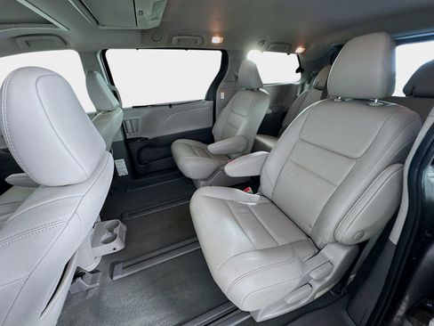 Used 2020 Toyota Sienna XLE image 24