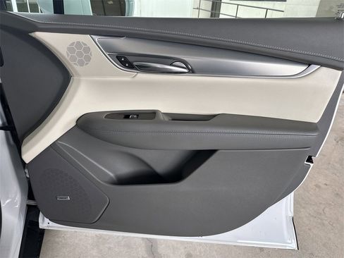 Used 2017 Cadillac XT5 Luxury w/ Driver Awareness Package image 32