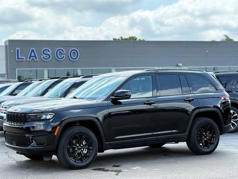 Used 2025 Jeep Grand Cherokee Altitude AWD/4WD image 1