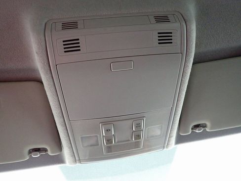 Used 2018 Volkswagen Tiguan S image 32