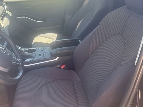 Used 2023 Toyota Highlander LE AWD/4WD image 21