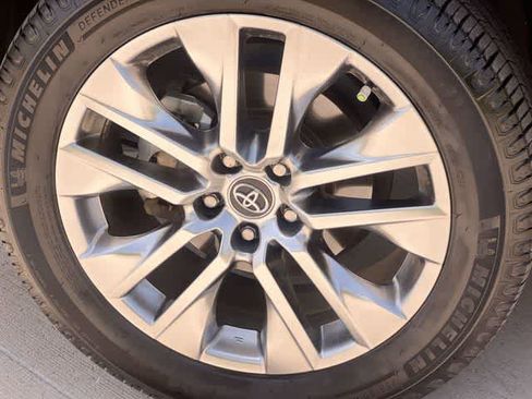 Used 2021 Toyota RAV4 XLE Premium FWD image 9