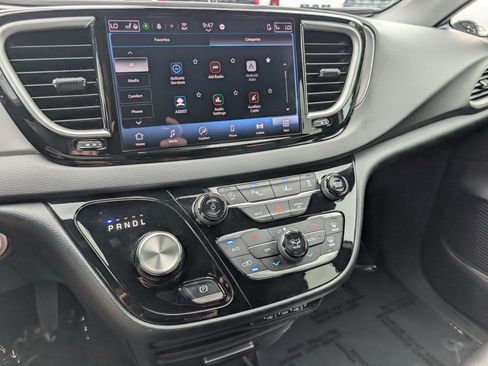 Used 2025 Chrysler Pacifica Select FWD image 26
