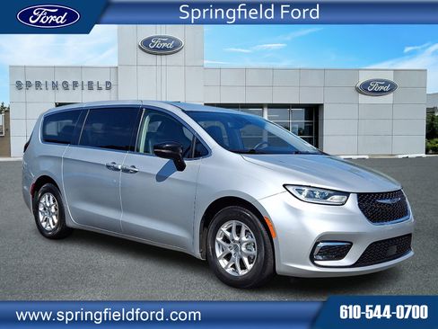 Used 2024 Chrysler Pacifica Touring-L FWD image 1
