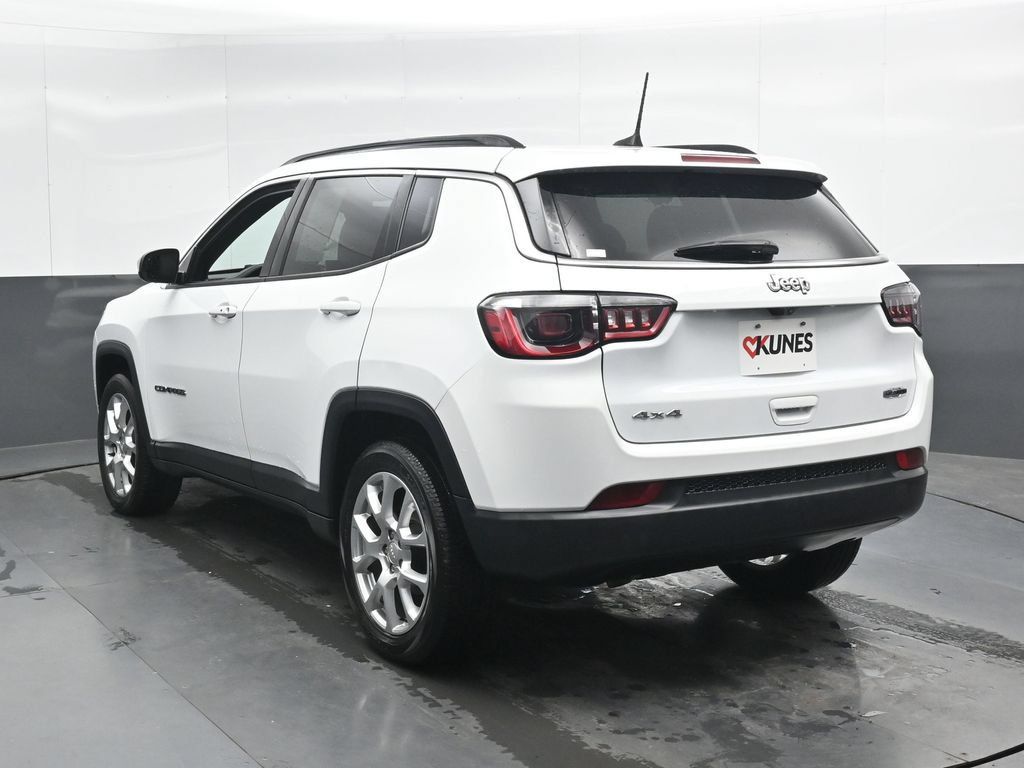 Used 2023 Jeep Compass Latitude w/ Sun and Sound Group AWD/4WD image 9