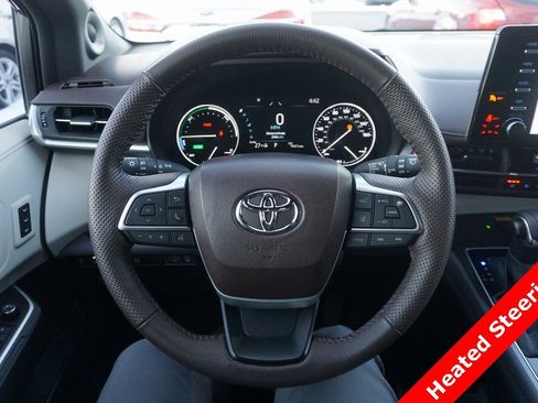 Used 2024 Toyota Sienna Platinum image 3