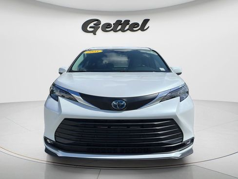 Used 2025 Toyota Sienna XLE FWD image 2