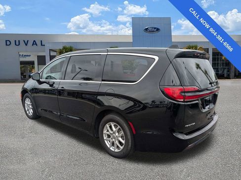 Used 2024 Chrysler Pacifica Touring-L FWD image 6