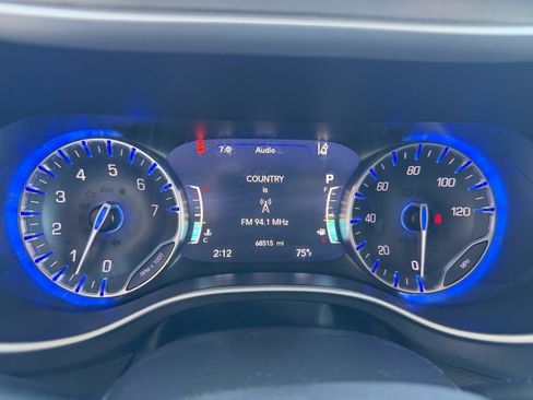 Used 2024 Chrysler Pacifica Touring-L FWD image 33