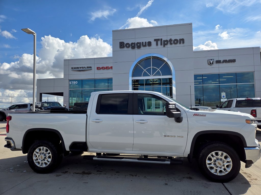 Used 2025 Chevrolet Silverado 2500 LT AWD/4WD image 2