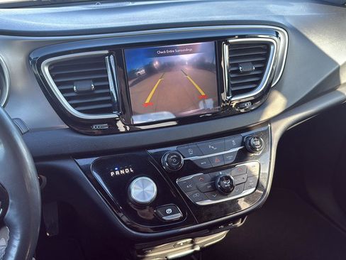 Used 2020 Chrysler Pacifica Touring-L Plus w/ S Appearance Package image 10