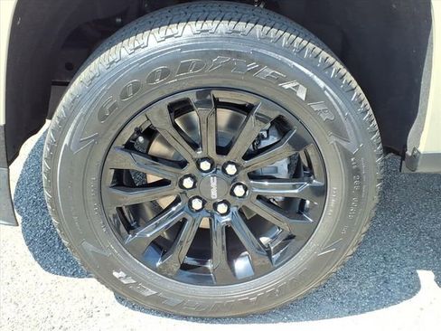 Used 2022 GMC Canyon Elevation w/ Elevation Premium Package AWD/4WD image 13