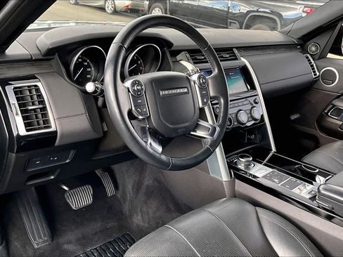 Used 2017 Land Rover Discovery HSE image 16