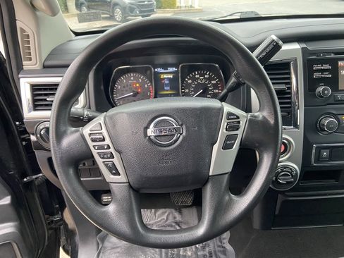 Used 2018 Nissan Titan SV image 11