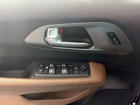 Used 2018 Chrysler Pacifica Limited FWD image 11