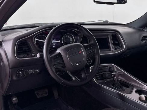 Used 2022 Dodge Challenger SXT image 9