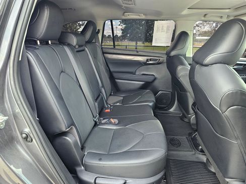 Used 2023 Toyota Highlander Limited AWD/4WD image 12
