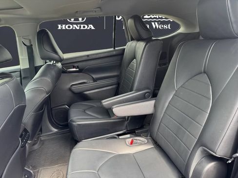 Used 2021 Toyota Highlander XLE AWD/4WD image 12