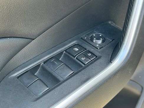 Used 2022 Toyota RAV4 LE FWD image 22