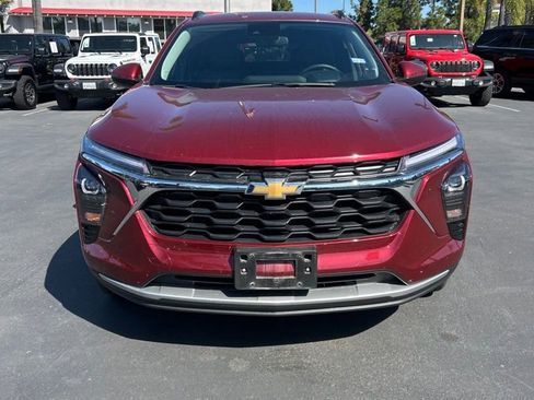 Used 2025 Chevrolet Trax LT w/ LT Convenience Package FWD image 7