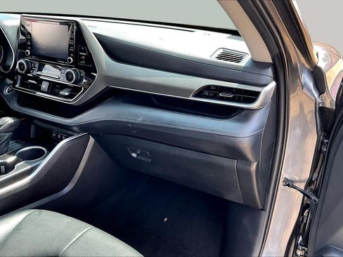 Used 2021 Toyota Highlander XLE AWD/4WD image 18