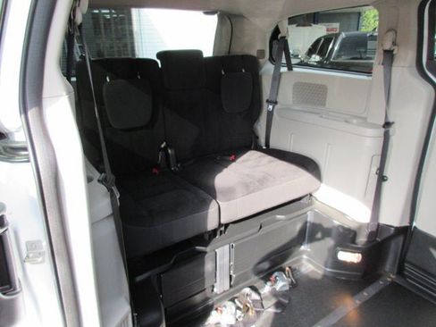 Used 2019 Dodge Grand Caravan SE FWD image 30