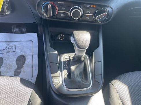 Used 2025 Kia Soul LX w/ LX Technology Package FWD image 26