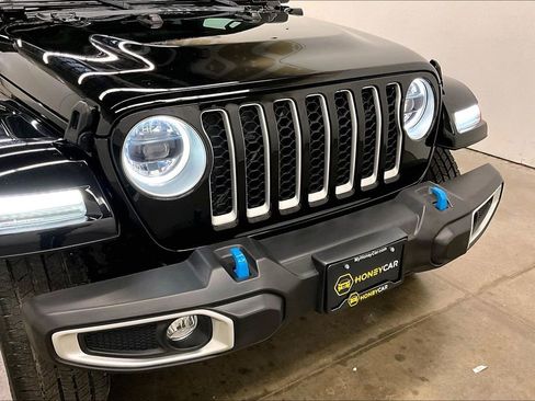 Used 2023 Jeep Wrangler Unlimited Sahara w/ Cold Weather Group AWD/4WD image 32