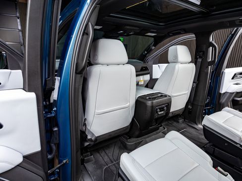 Used 2025 Chevrolet Suburban Premier w/ Sun And Tow Package image 30