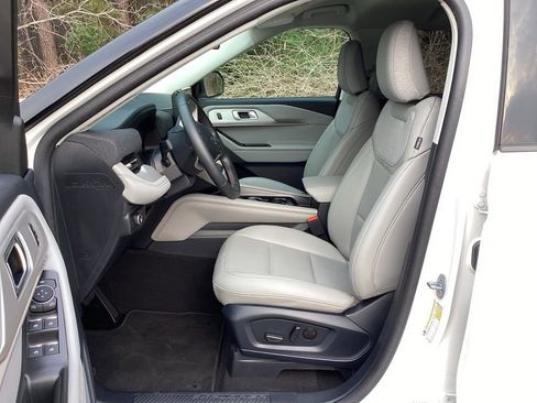 Used 2025 Ford Explorer Active w/ Active Comfort Package image 29