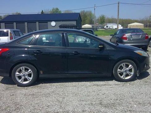 Used 2013 Ford Focus SE w/ SE Winter Pkg image 3