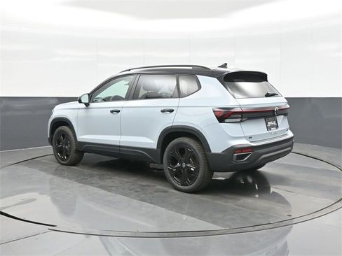 New 2026 Volkswagen Taos SE image 5