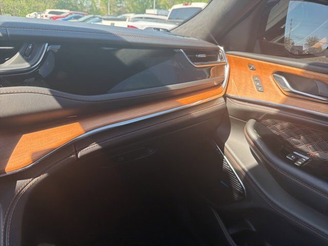 Used 2024 Jeep Grand Cherokee Summit AWD/4WD image 31