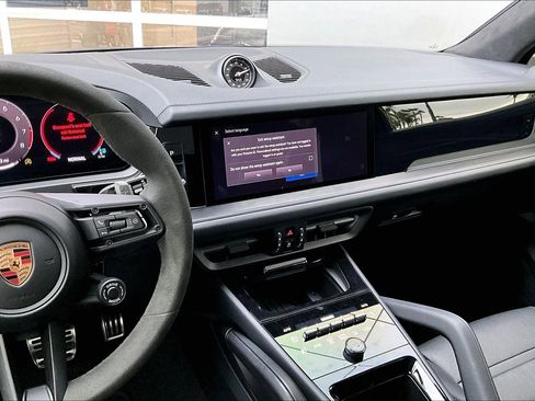 Used 2025 Porsche Cayenne GTS w/ Premium Package Plus image 6