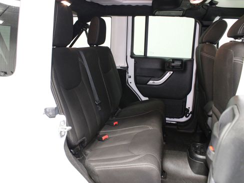 Used 2016 Jeep Wrangler Unlimited Rubicon w/ Connectivity Group AWD/4WD image 16