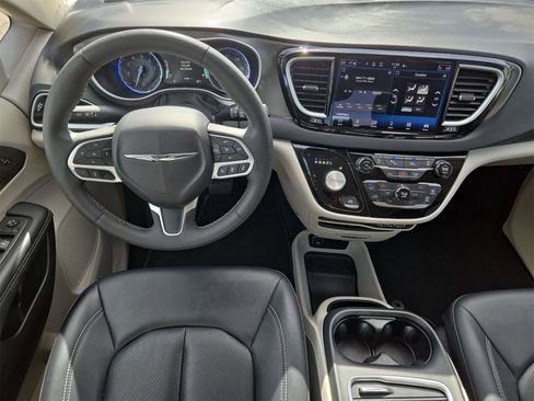 Used 2024 Chrysler Pacifica Touring-L image 14