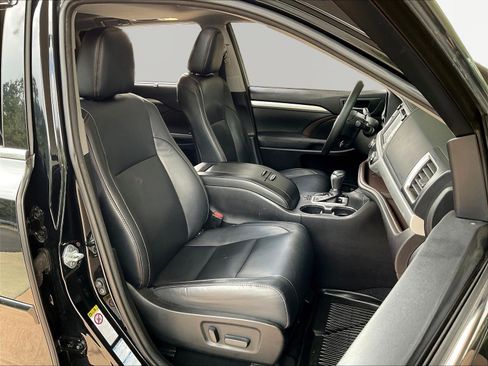 Used 2017 Toyota Highlander XLE AWD/4WD image 28