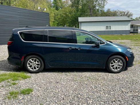 Used 2022 Chrysler Pacifica Touring-L image 6