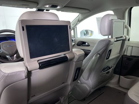 Used 2017 Chrysler Pacifica Touring-L Plus image 17
