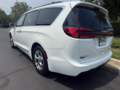 Used 2022 Chrysler Pacifica Limited FWD image 3