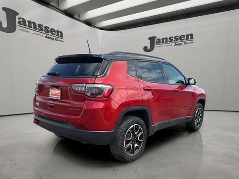 Used 2025 Jeep Compass Trailhawk AWD/4WD image 4